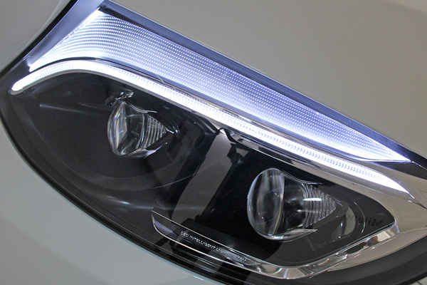 Trattamento lucidatura fari auto